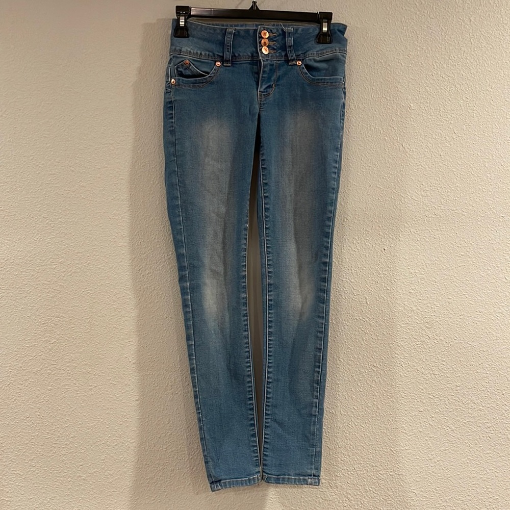 YMI wannabettafit 3 button medium wash skinny jeans, Sz 16